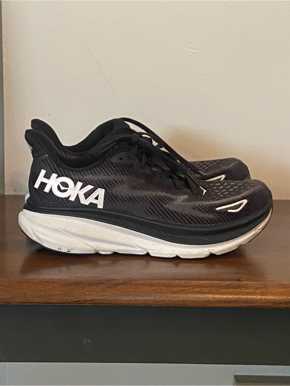Hoka Clifton 9 Black and White Performance Running Shoes size 7